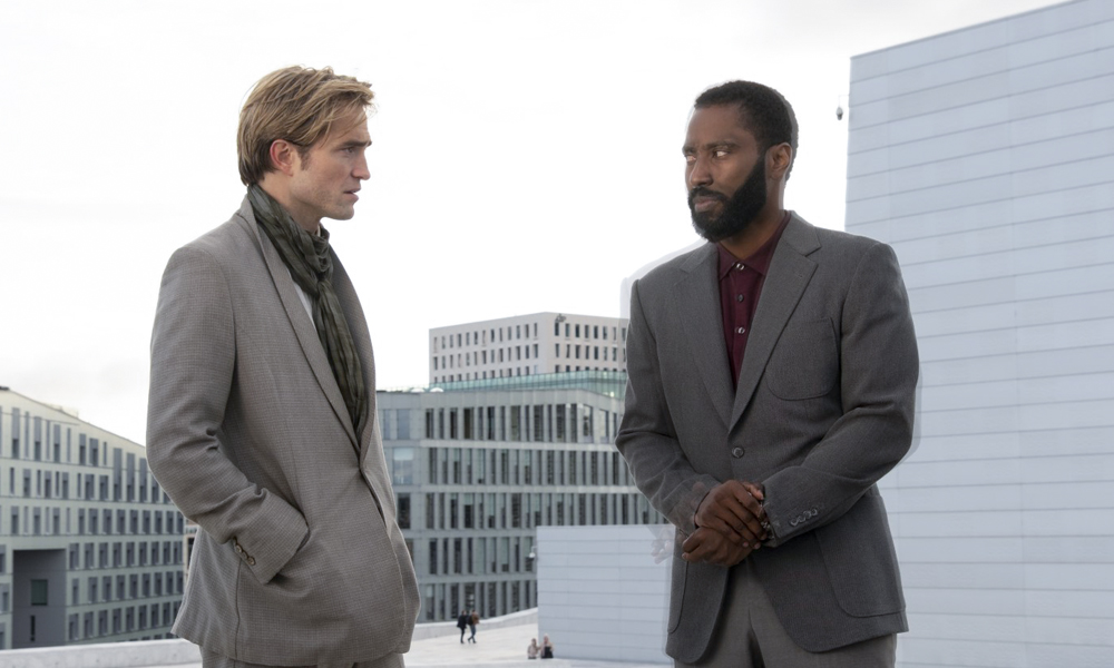 Robert Pattinson y John David Washington durante una escena en Tenet (2020)