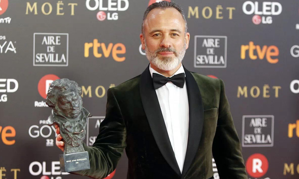 Javier Gutiérrez posa junto a uno de sus premios Goya.