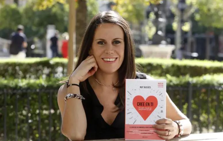 Rut Nieves sostiene su libro 'Cree en ti'. Foto: Instagram