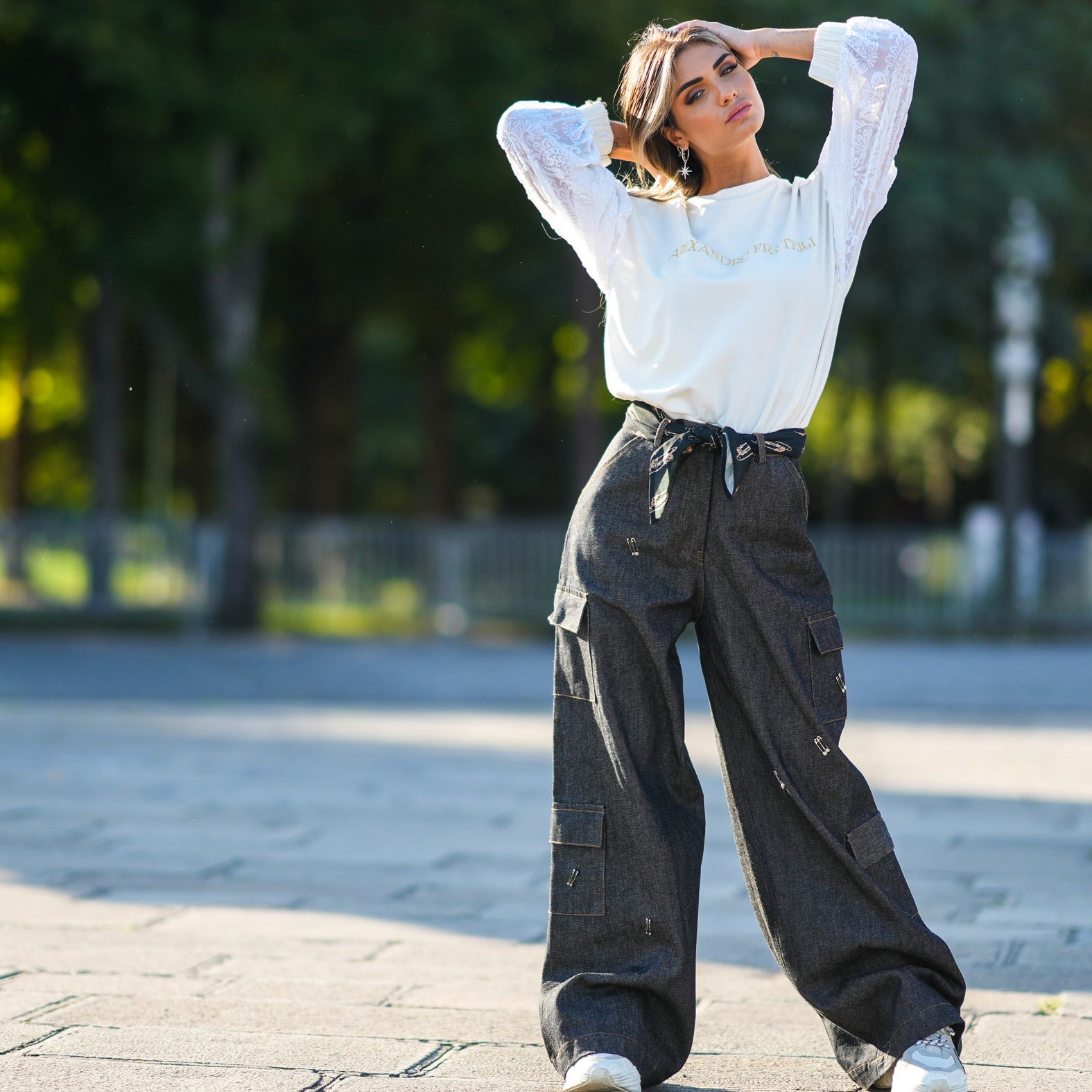 Estos son los pantalones cargo satinado de Zara que conquistarán