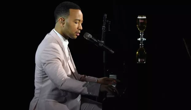 JOHN LEGEND CANTA BAJO LAS ESTRELLAS EN SU ÚLTIMO VIDEOCLIP GRABADO EN VIVO